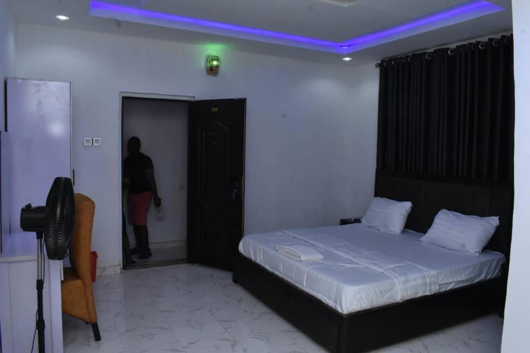 Mc Rica Hotel Ikorodu Exteriör bild